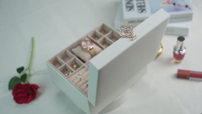 ADEL DREAM 3-stöckige Schmuckkästchen mit Kleeblatt-Knopf Schmuckaufbewahrung mit ausziehbarem Tablett Schmuck Organizer mit großem Spiegel,DIY verstellbare Fächer